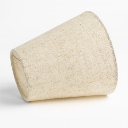 Abat-jour conique en lin vu de côté, abat-jour lampe de chevet naturel pour ambiance chaleureuse.