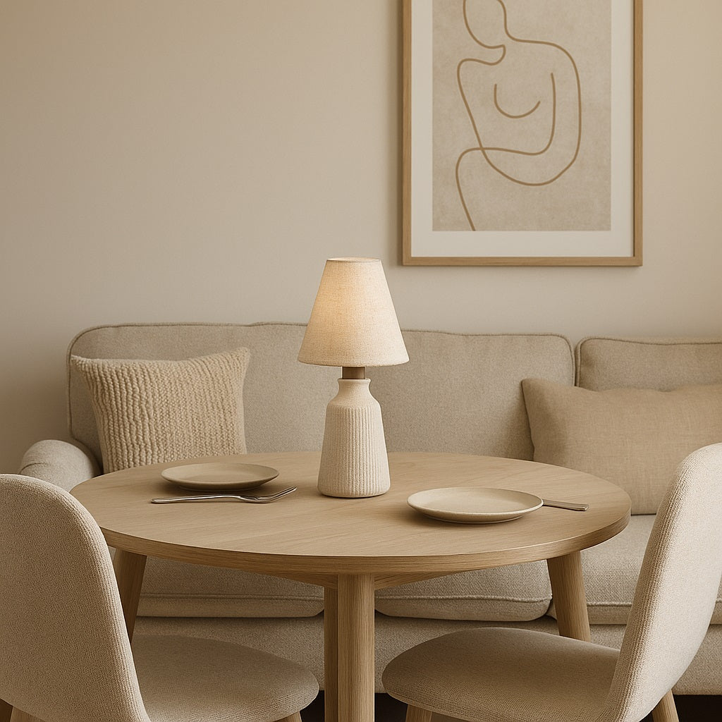 Abat-jour conique en lin sur lampe de chevet, déco naturelle dans salon lumineux style chaleureux.