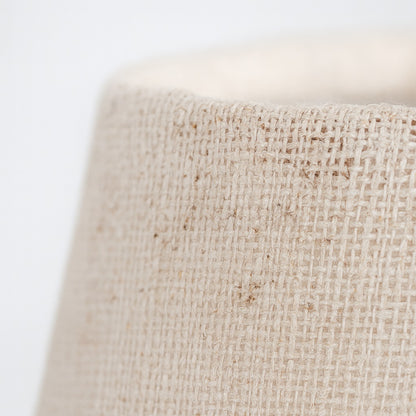 Zoom texture lin d’un abat-jour conique, abat-jour lampe de chevet artisanal finition naturelle.