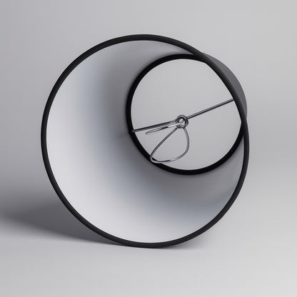 Intérieur blanc d’un abat-jour conique noir, abat-jour lampe de chevet avec pince flamme en métal.