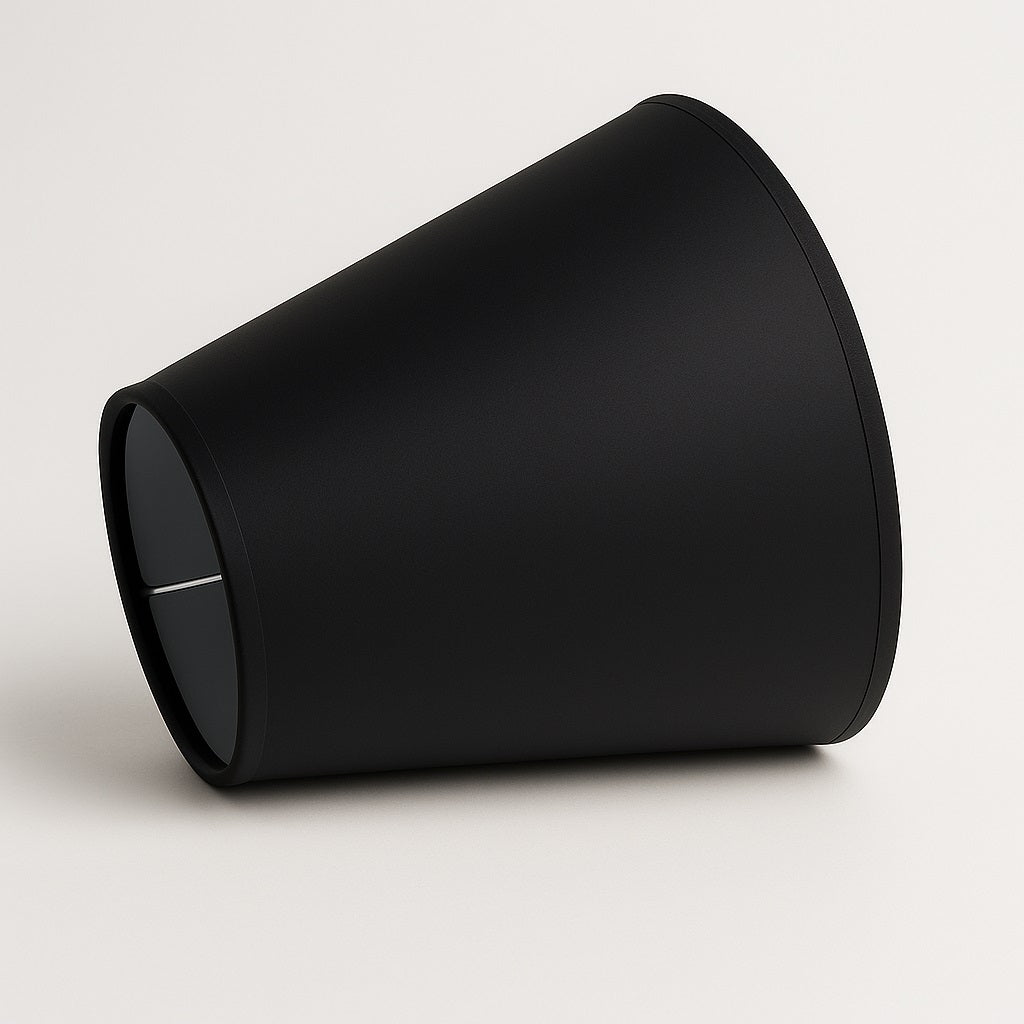 Abat-jour conique noir posé sur le côté, abat-jour lampe de chevet design au fini mat.