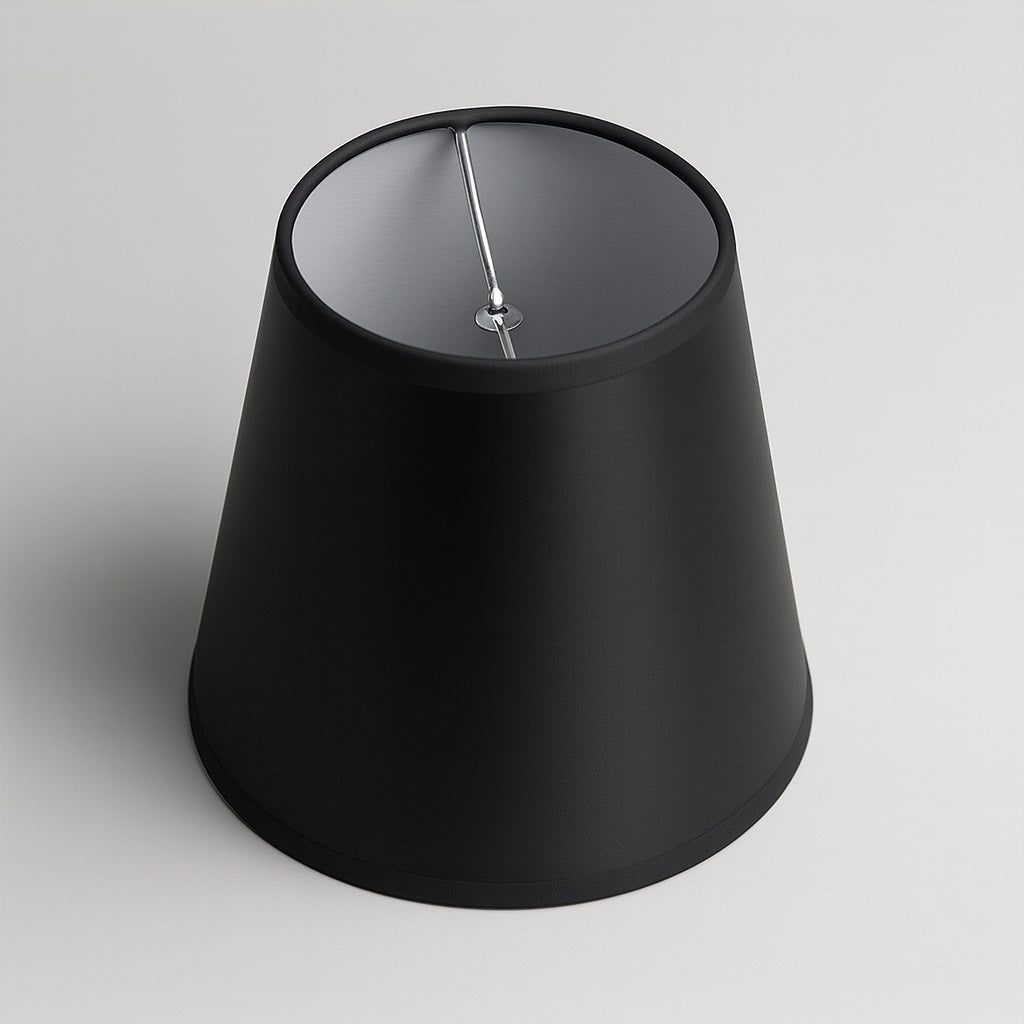 Fixation métallique d’un abat-jour conique noir, abat-jour lampe de chevet sobre et contemporain.