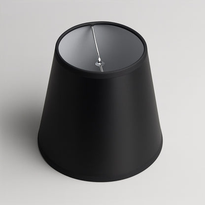 Fixation métallique d’un abat-jour conique noir, abat-jour lampe de chevet sobre et contemporain.