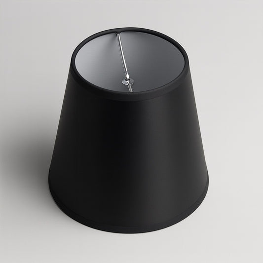 Fixation métallique d’un abat-jour conique noir, abat-jour lampe de chevet sobre et contemporain.
