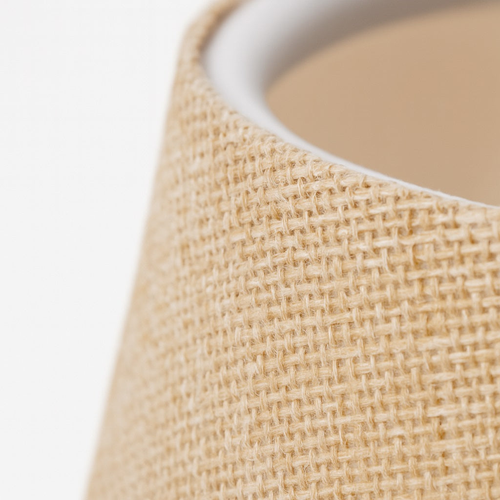 Zoom rotin tressé d’un abat-jour conique, abat-jour lampe de chevet au rendu naturel.