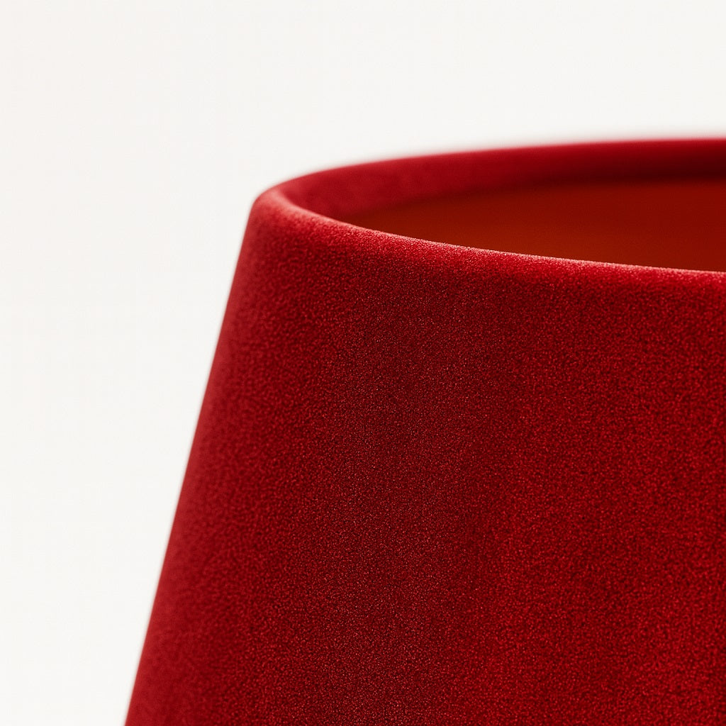 Abat-jour conique en velours rouge rubis, au design chic et élégant pour une ambiance chaleureuse.