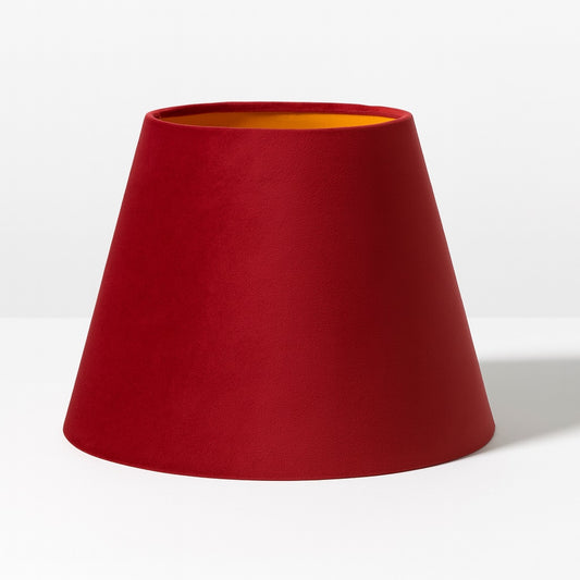 Abat-jour conique en velours rouge, élégant et chaleureux, parfait pour une lampe de chevet ou un lampadaire.