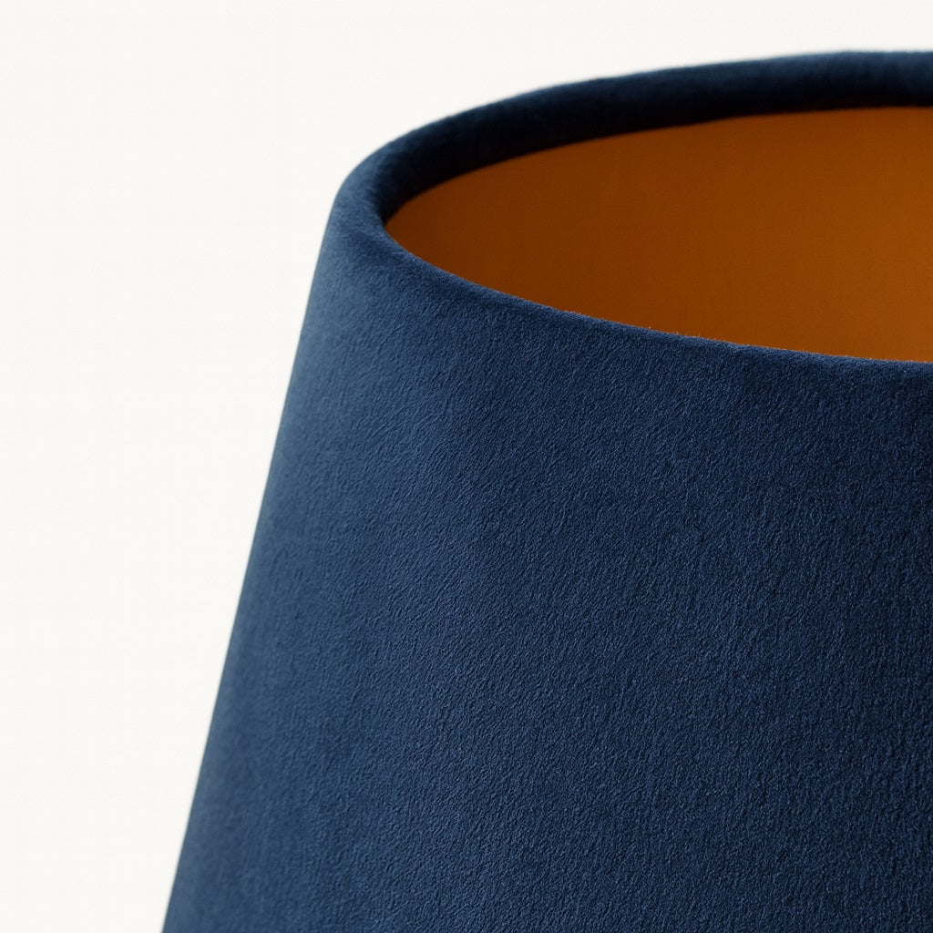 Abat-jour conique en velours bleu saphir, au style contemporain et texture luxueuse pour votre déco.