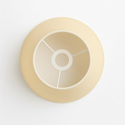 Vue intérieure d’un abat-jour en lin beige, montage simple et design élégant pour lampe de chevet ou lampadaire.