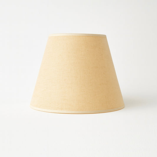 Abat-jour conique en lin beige, design sobre et élégant, idéal pour lampe de chevet ou lampe de table.