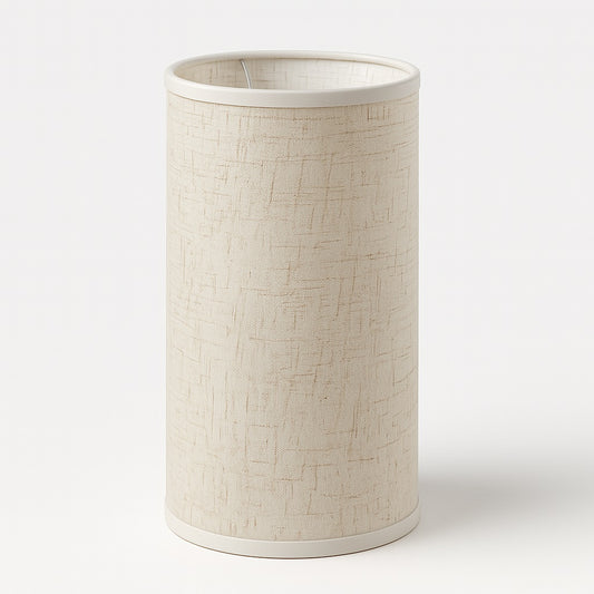 Abat-jour cylindrique blanc texturé, idéal pour lampe de chevet, déco sobre et moderne, format compact et élégant.