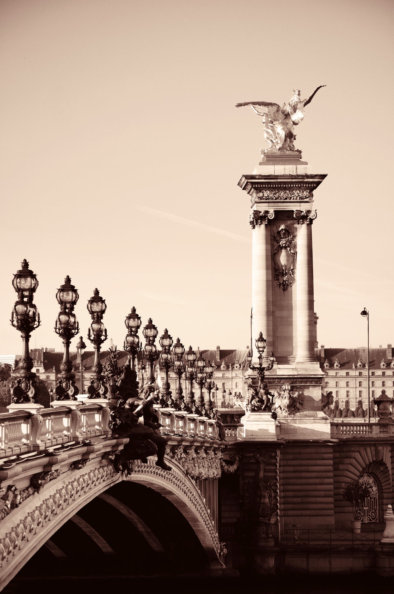 Pont Alexandre III à Paris avec ses lampadaires historiques, symbole de l’élégance française – inspiration Monsieur Abat-Jour.