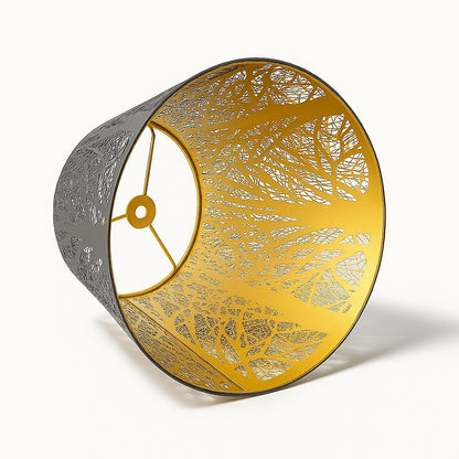 Abat-jour conique en métal noir ajouré avec intérieur doré, fixation harpe, effet lumière forêt, idéal pour lampe déco.