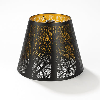 Abat-jour conique ajouré noir avec intérieur doré, motif forêt, idéal pour lampe ou suspension au style moderne et poétique.