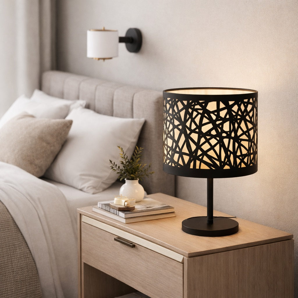 Abat-jour métal noir sur table de chevet, style contemporain et lumière douce pour chambre