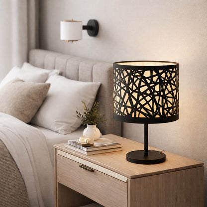 Abat-jour métal noir sur table de chevet, style contemporain et lumière douce pour chambre