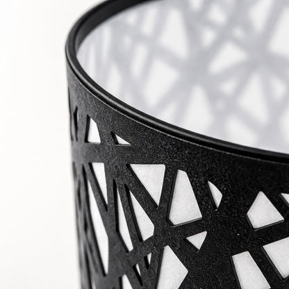 Détail de l’abat-jour métal noir ajouré, motif graphique et finition mate élégante