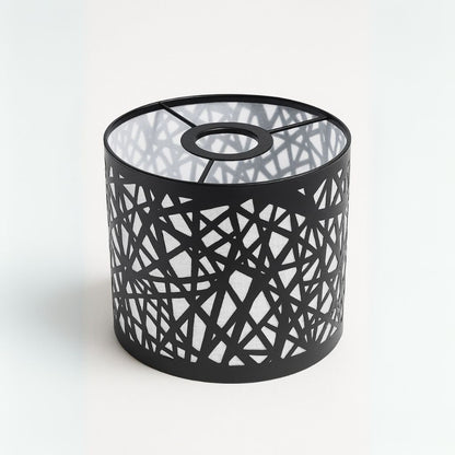 Abat-jour cylindrique noir en métal, motif entrelacé graphique, lumière tamisée – design moderne par Monsieur Abat-Jour.