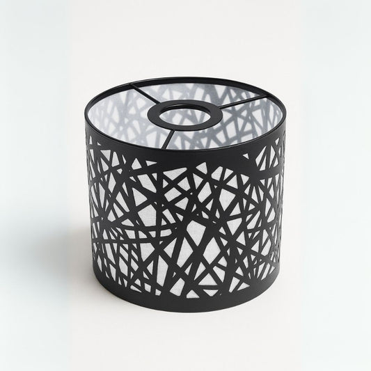Abat-jour cylindrique noir en métal, motif entrelacé graphique, lumière tamisée – design moderne par Monsieur Abat-Jour.