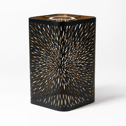 Abat-jour hexagonal en métal noir avec motif ajouré radial, effet lumineux graphique pour lampe de table, suspension ou lampadaire.