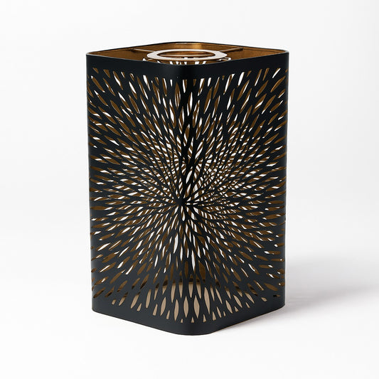 Abat-jour hexagonal en métal noir avec motif ajouré radial, effet lumineux graphique pour lampe de table, suspension ou lampadaire.
