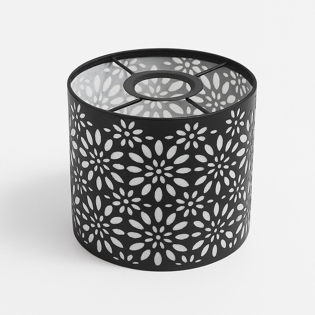 Abat-jour cylindrique en métal noir à motif floral ajouré, design élégant, compatible E27, pour lampe ou suspension.