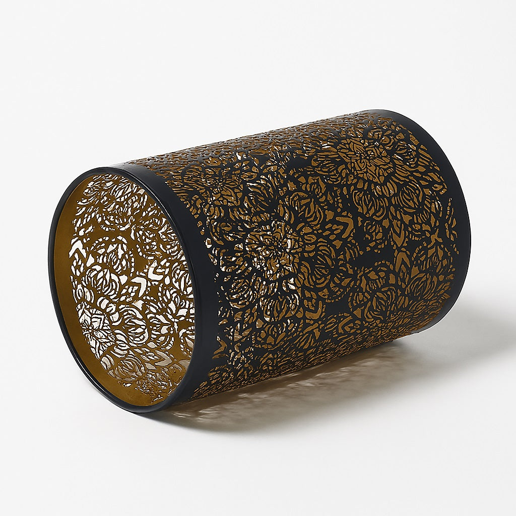 Abat-jour cylindre métal noir ajouré, motif floral mandala doré, vue couchée, effet décoratif lumineux, design raffiné E27.