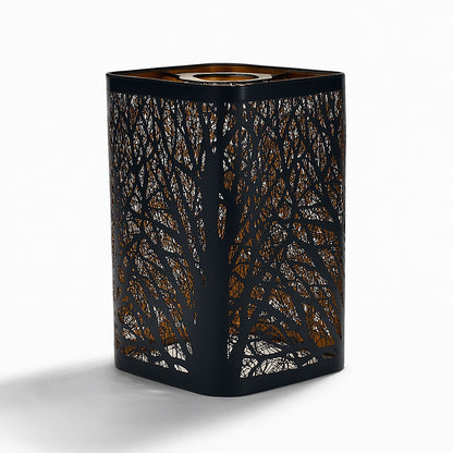 Abat-jour en métal noir ajouré avec motif de branches, effet forêt. Lumière tamisée pour une ambiance naturelle et chaleureuse.