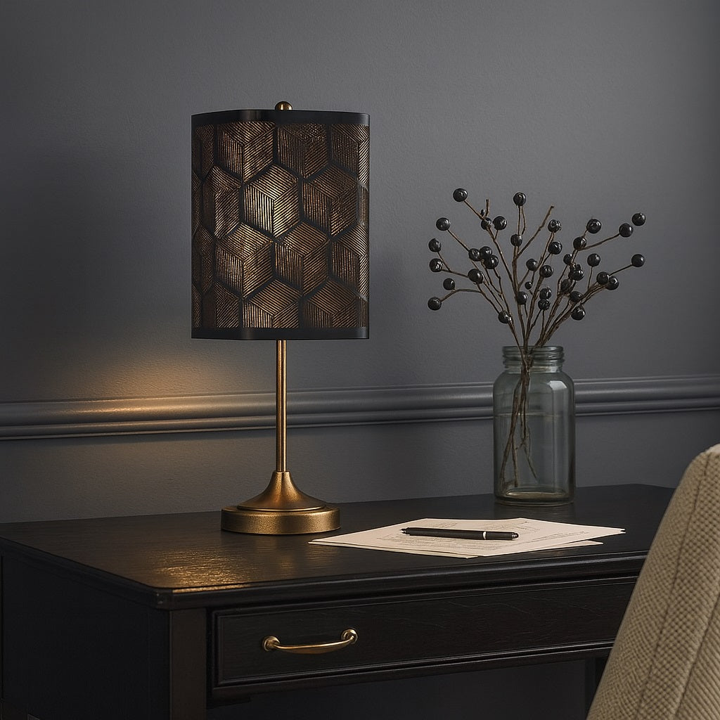 Abat-jour métal géométrique sur lampe de bureau élégante, décor raffiné et éclairage doux.