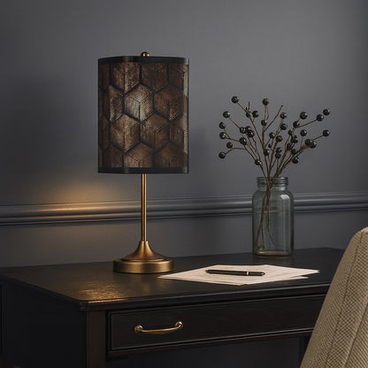 Abat-jour métal géométrique sur lampe de bureau élégante, décor raffiné et éclairage doux.