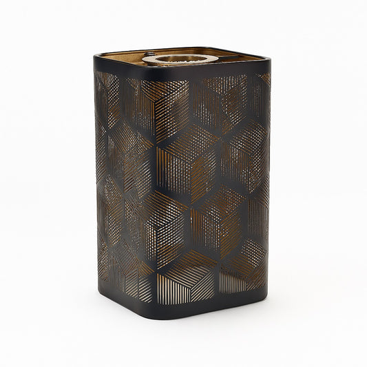 Abat-jour rectangulaire en métal noir ajouré, motif géométrique 3D cubique, effet trompe-l’œil et lumière tamisée graphique.