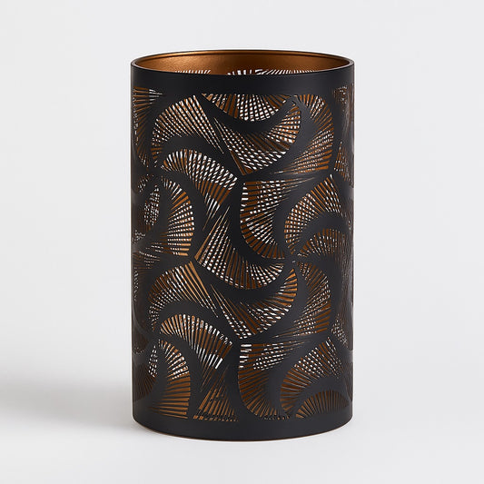 Abat-jour cylindrique métal noir ajouré, motif courbes graphiques, intérieur doré, lumière tamisée, design moderne compatible E27.