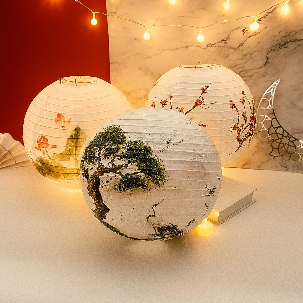 Abat-jour boule en papier blanc avec motifs asiatiques floraux, posé sur table avec guirlande lumineuse et décor chaleureux.