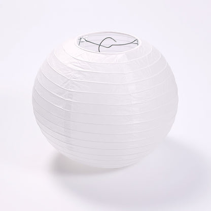Abat-jour boule en papier blanc avec structure métallique, suspension design épuré et lumière douce pour déco zen.