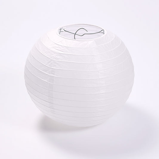 Abat-jour boule en papier blanc avec structure métallique, suspension design épuré et lumière douce pour déco zen.