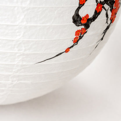 Détail d’abat-jour suspension en papier blanc décor sakura rouge, abat-jour design japonais artisanal