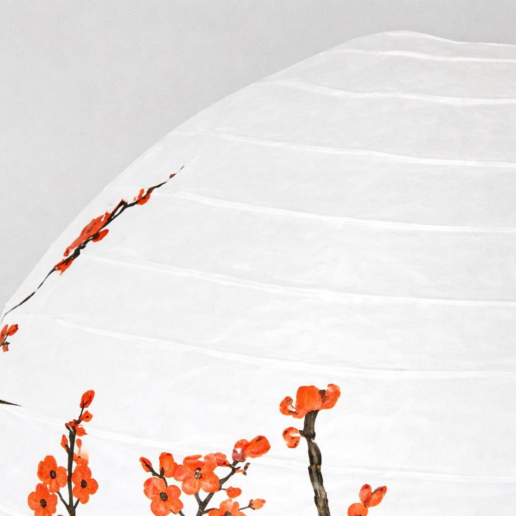 Zoom sur abat-jour suspension papier motif fleurs sakura rouges, abat-jour japonais raffiné