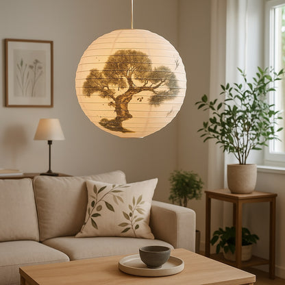 Abat-jour rond en papier décor bonsaï suspendu dans un salon lumineux au style japonais épuré et naturel.
