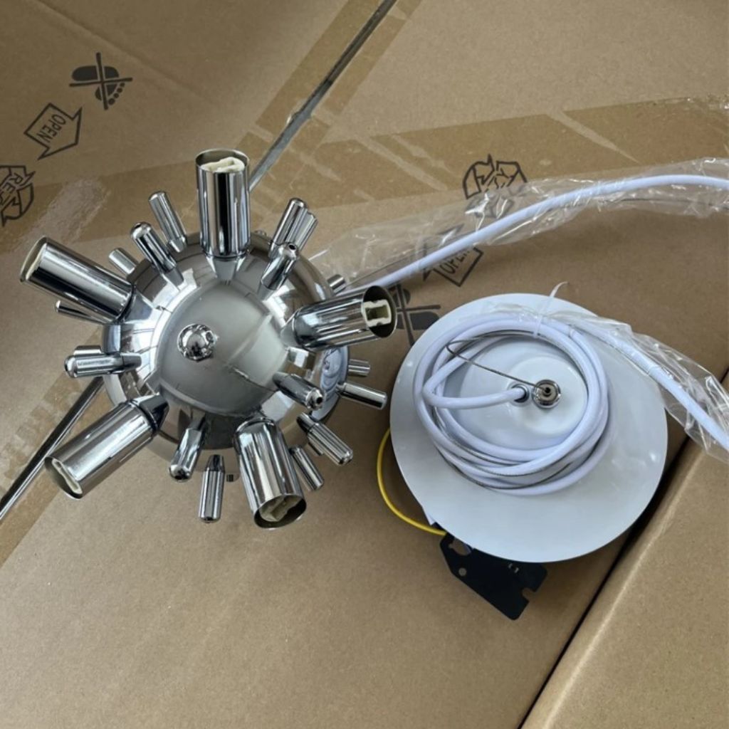 Support central chromé avec douilles orientables pour suspension design à abat-jour pétales, câble blanc et rosace de plafond inclus.