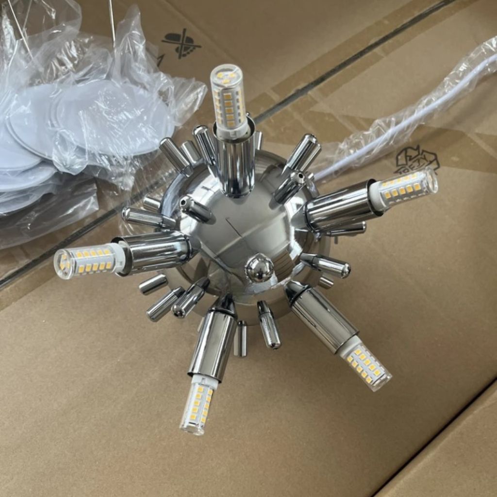 Structure centrale chromée pour suspension d’abat-jour design, équipée de douilles G9 avec ampoules LED installées.