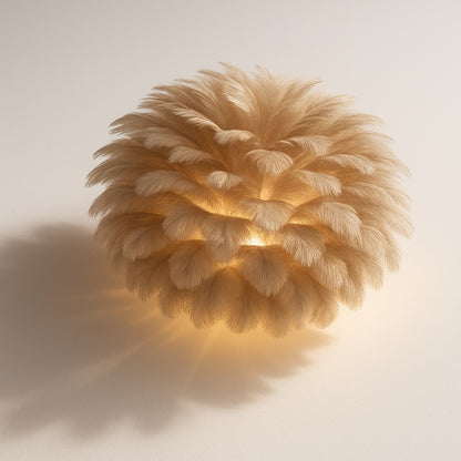 Applique Cenara gris clair en plumes aérées, lumière douce diffusée vers le bas sur un mur ivoire