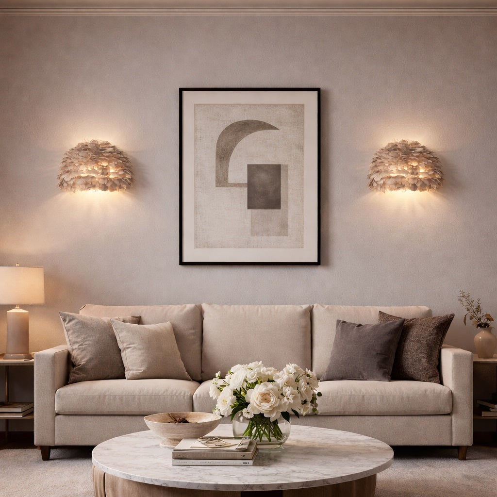 Abat-jour mural en plumes beige clair, éclairage décoratif chaleureux dans un salon contemporain