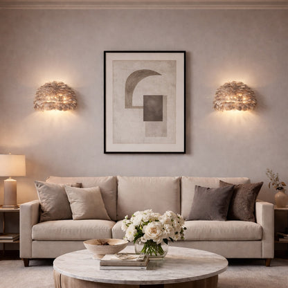 Abat-jour mural en plumes beige clair, éclairage décoratif chaleureux dans un salon contemporain