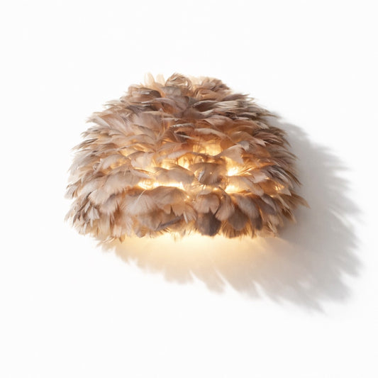 Applique murale Cenara en plumes grises denses, forme bombée naturelle, lumière chaude et diffuse