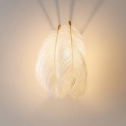 Applique Elyra blanche en deux plumes d’autruche avec tige dorée, lumière projetée au mur en haut et bas