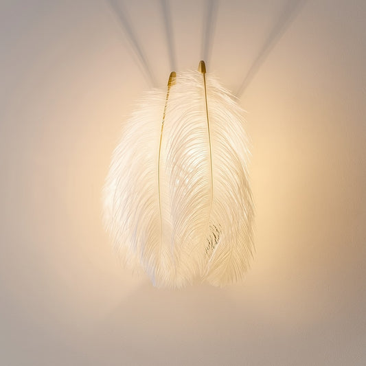 Applique Elyra blanche en deux plumes d’autruche avec tige dorée, lumière projetée au mur en haut et bas