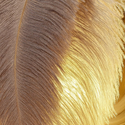 Zoom sur l’abat-jour plume dorée, texture fine et lumière diffuse créant une atmosphère chaleureuse.