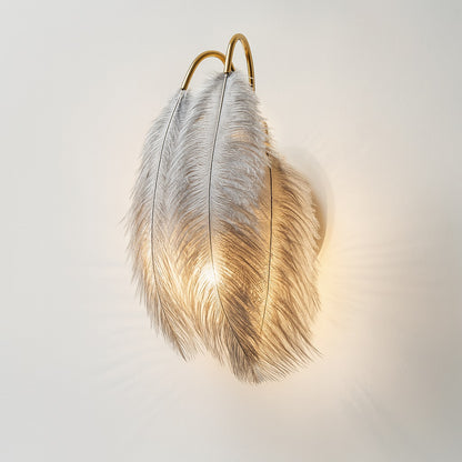 Applique Lunavia avec plumes grises argentées, tiges dorées et lumière douce sur fond blanc