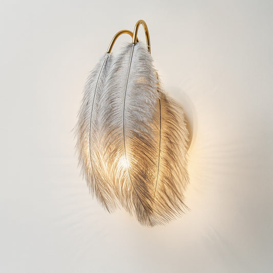 Applique Lunavia avec plumes grises argentées, tiges dorées et lumière douce sur fond blanc