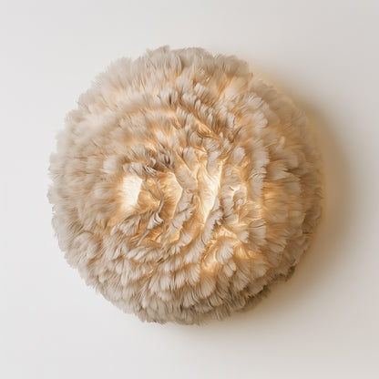 Applique ronde en plumes grises, lumière chaleureuse pour une atmosphère douce et naturelle.